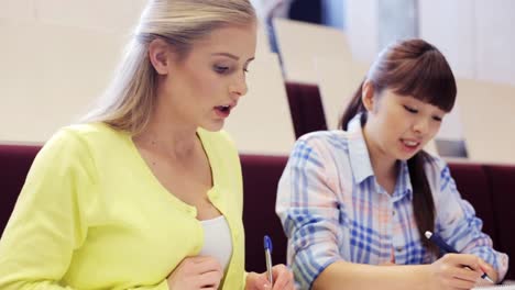 chicas-estudiantes-con-ordenadores-portátiles-en-aula