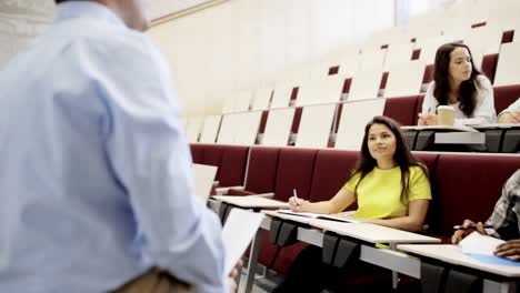 Gruppe-von-Schülern-und-Lehrer-im-Hörsaal