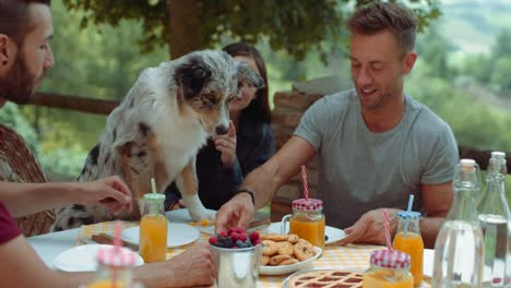 Gruppe-von-Freunden,-Frühstück-im-freien-in-einer-traditionellen-Landschaft-zu-tun.-in-Zeitlupe-erschossen