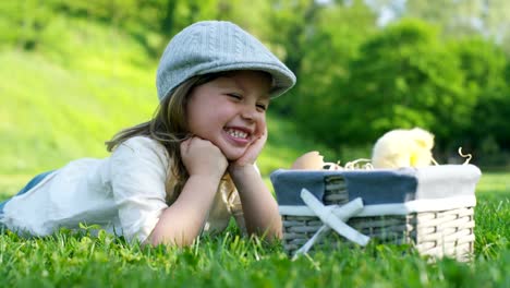 Niña-jugando-con-pollitos