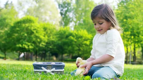 Kleine-Mädchen-spielen-mit-Küken