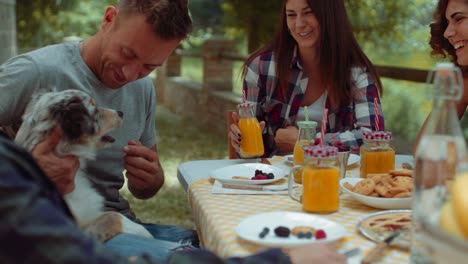 Gruppe-von-Freunden,-Frühstück-im-freien-in-einer-traditionellen-Landschaft-zu-tun.-in-Zeitlupe-erschossen