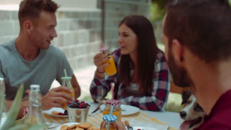 Grupo-de-amigos-haciendo-el-desayuno-al-aire-libre-en-un-paisaje-tradicional.-filmada-en-cámara-lenta