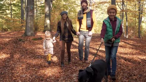 Familie-mit-Hund,-Wandern-im-Herbst