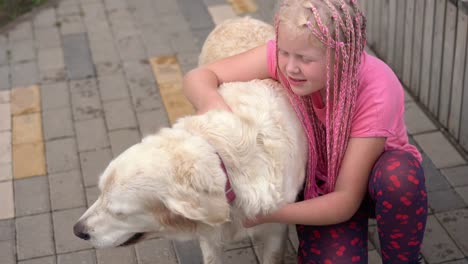 Leben-mit-Haustieren-in-einer-modernen-Stadt---ein-Mädchen-mit-einem-unkonventionellen-auftritt,-streicheln-ihren-Hund-auf-der-Straße