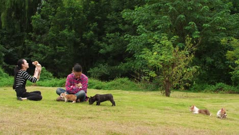 Glückliche-junge-Menschen-mit-Welpen-Hund-im-Freien,-Slow-motion