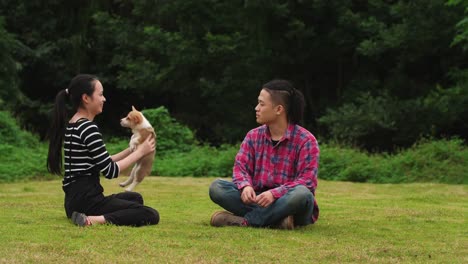 Jóvenes-felices-con-cachorro-perro-al-aire-libre,-cámara-lenta