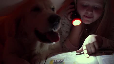 glückliches-Leben-mit-Haustieren---kleine-Kinder-in-der-Nacht-ein-Buch-unter-die-Decke-mit-ihrem-grossen-Hund
