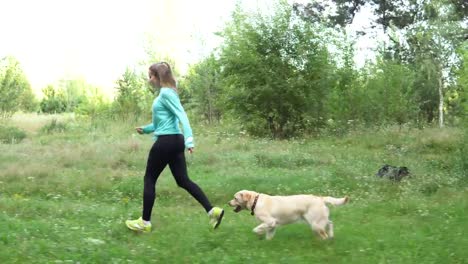 niña-corre-por-el-bosque-con-su-perro-pura-sangre-en-día-de-verano-caliente.