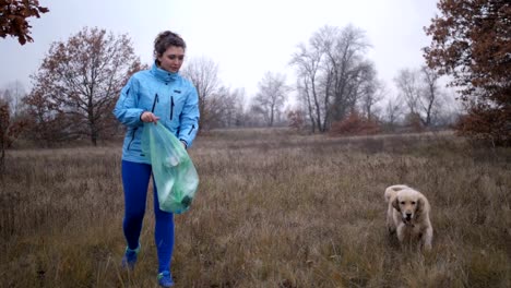 Eco-freundliche-Frau-Abholung-Wurf-im-freien