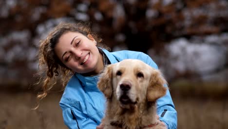 Sonriente-mujer-hermosa-con-su-perro-en-la-naturaleza-otoño