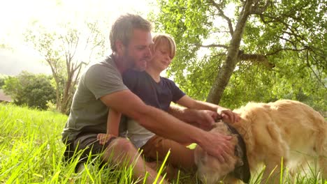 Papá-juega-con-su-hijo-lindo-y-su-perro-al-aire-libre