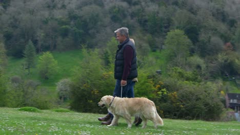 Pareja-tomando-Golden-Retriever-andar-tiro-en-R3D