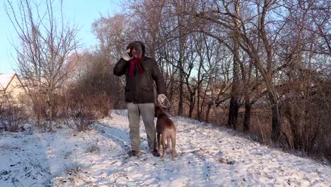 Mann-mit-Hund-und-Smartphone