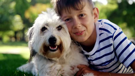 Mädchen-spielen-mit-Ihrem-Hund-im-park