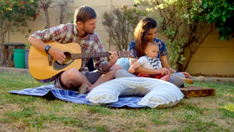 Family-having-fun-in-the-park-4k