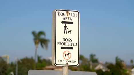 Hunde-verboten-und-Hund-Leine-Bereich-Zeichen-in-4-k-Zeitlupe
