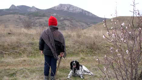 Junge-mit-einem-Schwert-und-einem-Hund,-der-Blick-auf-die-Berge