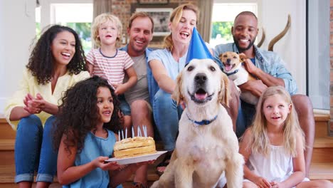 Zwei-Familien,-die-ein-Haustier-DogÕs-Geburtstag-zu-Hause