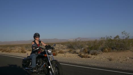 Frau-Motorradfahrer-mit-Hund