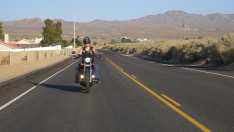 Frau-Motorradfahrer-mit-Hund