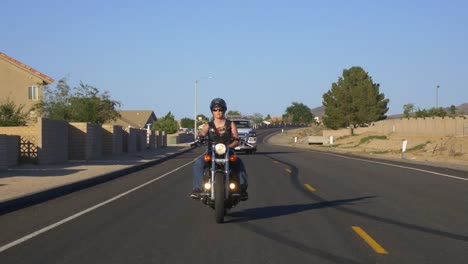 Motociclista-de-mujer-con-perro