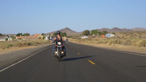 Frau-Motorradfahrer-mit-Hund