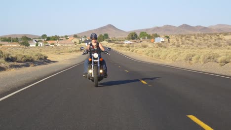 Frau-Motorradfahrer-mit-Hund