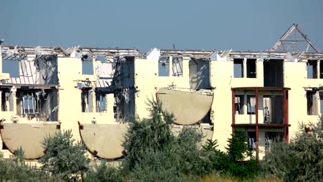 Verlassene-Ruinen-Ziegelbau-mit-zerbrochenen-Fenstern.