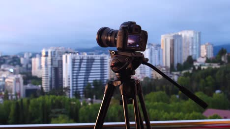 camera-on-the-tripod-while-shooting