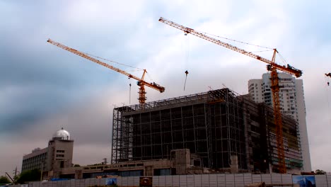 Construcción-de-un-edificio-en-la-ciudad,-obra-de-una-grúa