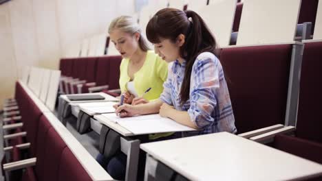 Schüler-Mädchen-mit-Notebooks-im-Hörsaal