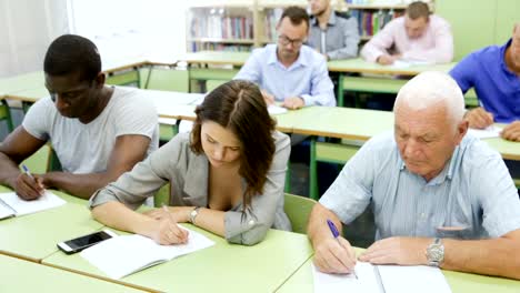 Gruppe-schreiben-während-der-Business-Englischkurs