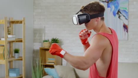 Hombre-en-VR-gafas-de-entrenamiento-en-casa