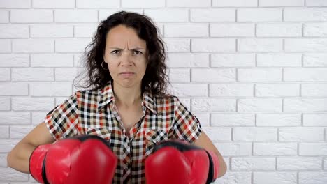 Aggressive-Frau-Boxhandschuhe.