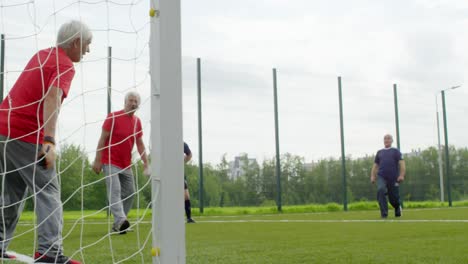 Vier-ältere-Männer-mit-Fußball-spielen