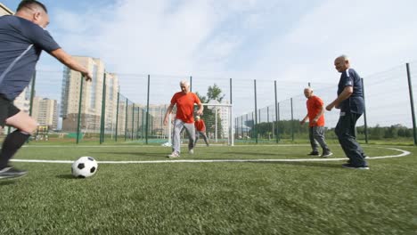 Tor-für-seine-Mannschaft-Fußballer