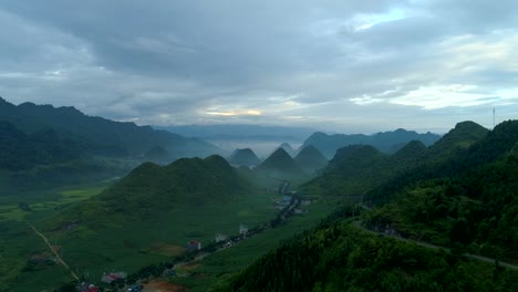 Vista-aérea-4k-video-de-drone.-montaña-de-la-mañana-en-la-ciudad-de-Tam-hijo,-Distrito-de-Quan-Ba,-Ha-Giang.