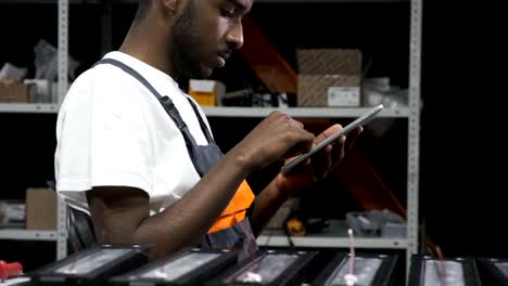 Ingeniero-con-tableta-en-el-lugar-de-trabajo