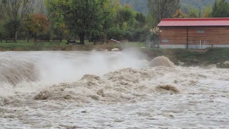 Serio-Flusses-geschwollen-nach-starken-Regenfällen.-Provinz-von-Bergamo,-Italien