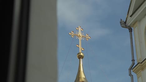 Eine-Kuppel-auf-die-orthodoxe-Kirche-mit-einem-Kreuz,-eine-goldene-Glocke-der-Kirche