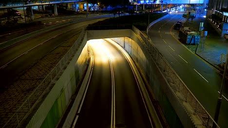 Moderne-Stadtlandschaft-und-die-belebten-Straßen-in-den-Abend-Nacht-Verkehr-Zeitraffer