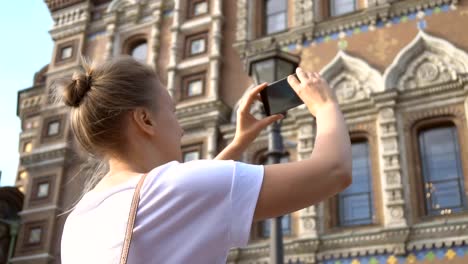 Mujer-tomando-fotos-de-iglesia-del-Salvador-sobre-la-sangre-con-smartphone.