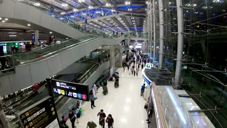 Lapso-de-tiempo-de-4K-de-turista-en-el-aeropuerto-de-suvarnabhumi