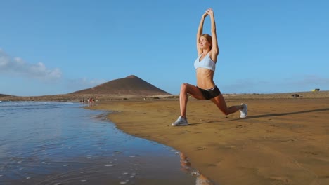 Retiro-de-yoga-y-entrenamiento---mujer-en-yoga-posan-en-la-playa-al-amanecer.-Niña-mujer-yoga-formación-en-paisaje-de-mar-sereno.-CÁMARA-LENTA-STEADICAM