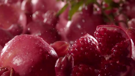 Wassertropfen-in-der-Granatapfel.-Slow-motion