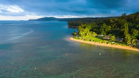 Kauai-Nordufer-Luftbild-Drohne-Hyperlapse---Sonne-Beleuchtung-hawaiianischen-Strand-Küste