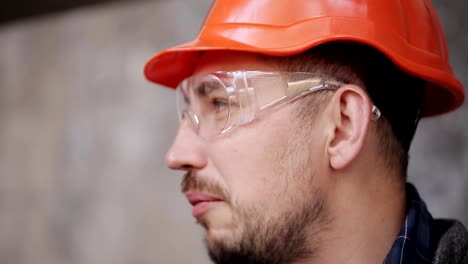 Engineer-communicates-and-demonstrates-the-construction-site-of-the-two-women-inspectors,-close-up