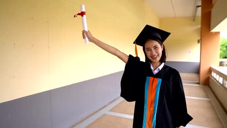 Graduados-negro-usan-trajes-negros-en-el-día-de-la-graduación-en-la-Universidad.