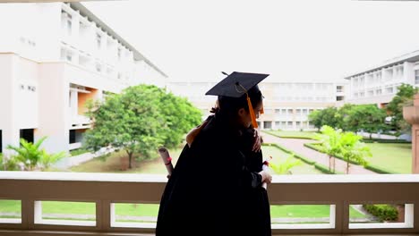 Graduados-negro-usan-trajes-negros-en-el-día-de-la-graduación-en-la-Universidad.